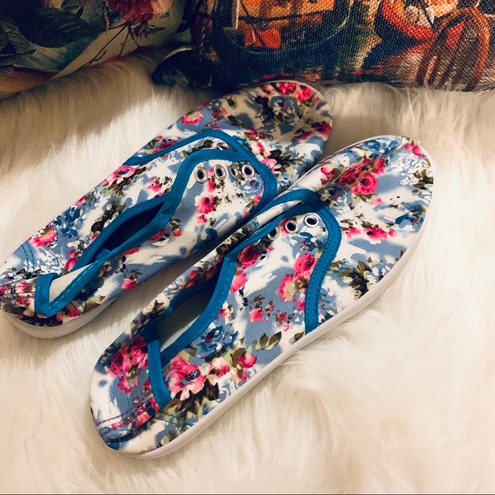 Light Floral Sneakers in Blue. 🌺